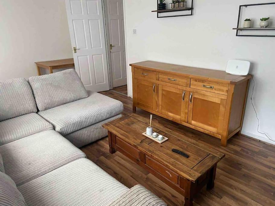 Manchester - Eccles - Business - Contractors - Families - Discounts Available 외부 사진