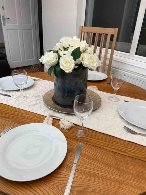 Manchester - Eccles - Business - Contractors - Families - Discounts Available 외부 사진