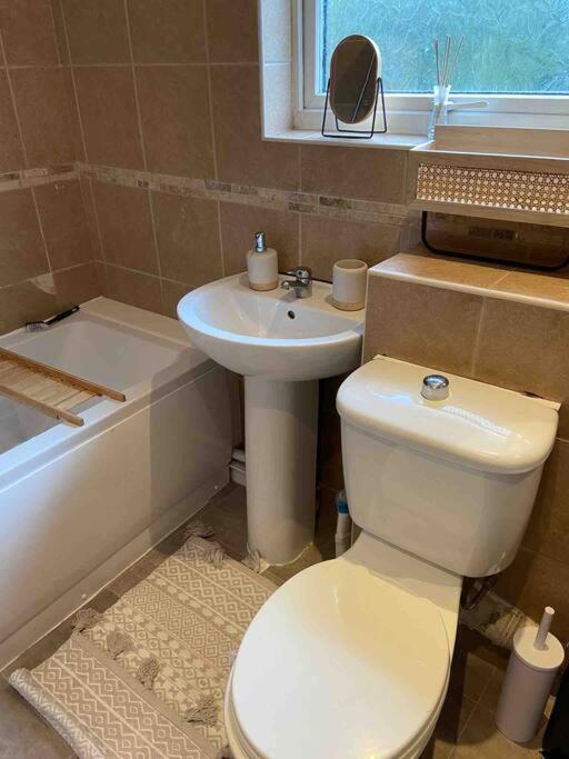 Manchester - Eccles - Business - Contractors - Families - Discounts Available 외부 사진