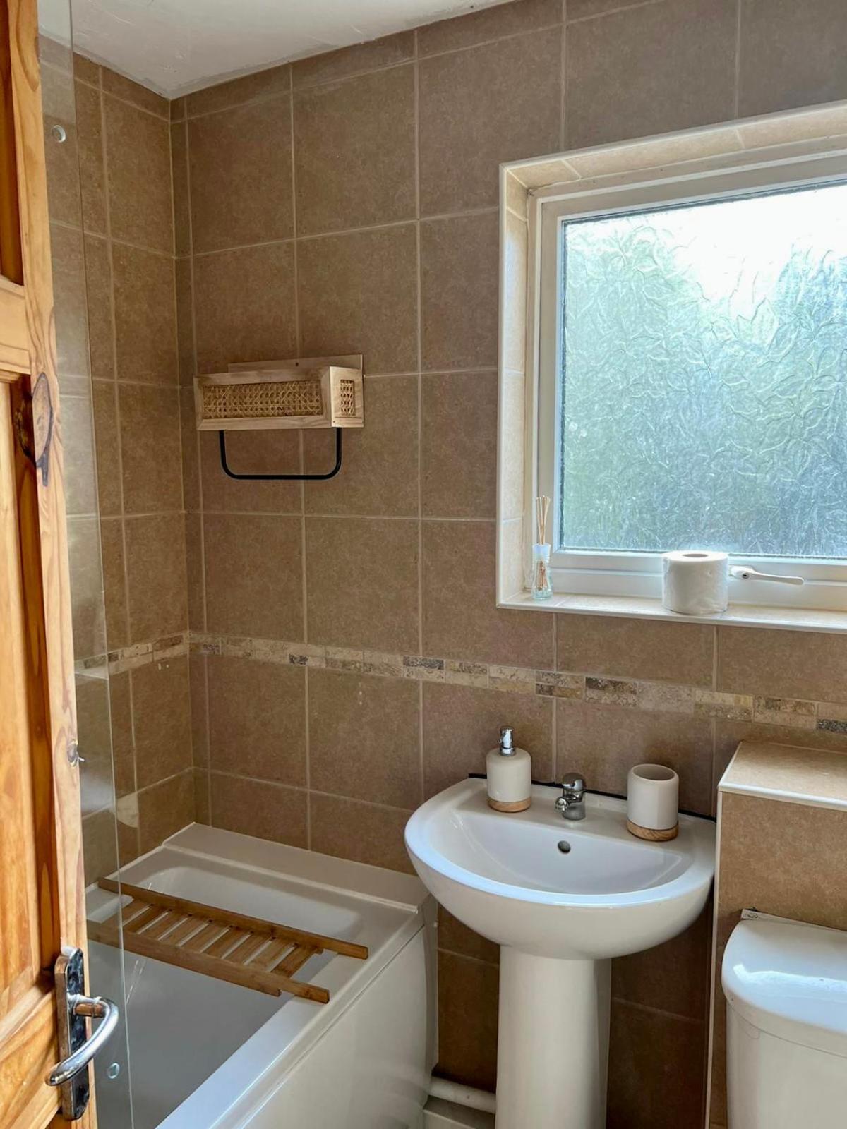 Manchester - Eccles - Business - Contractors - Families - Discounts Available 외부 사진
