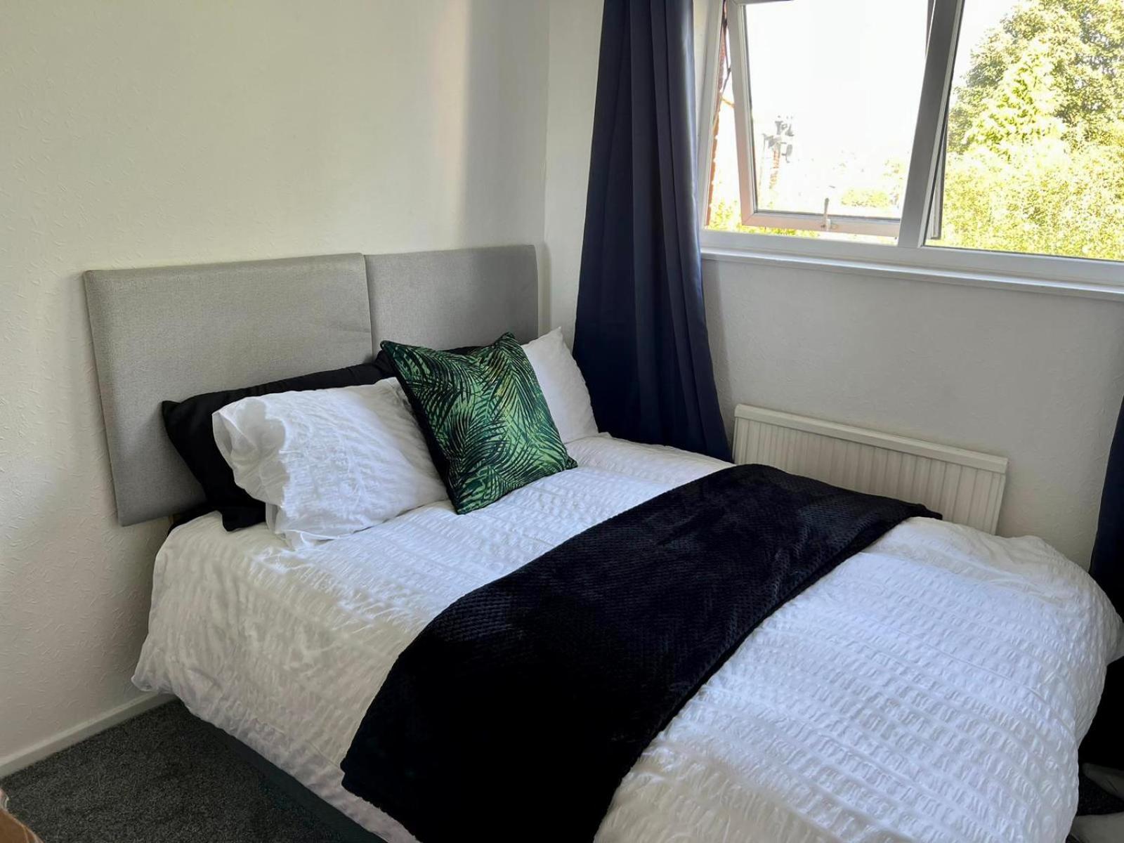 Manchester - Eccles - Business - Contractors - Families - Discounts Available 외부 사진