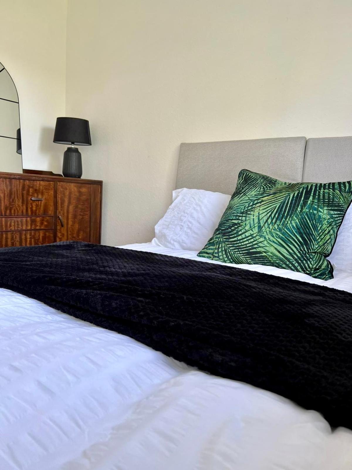 Manchester - Eccles - Business - Contractors - Families - Discounts Available 외부 사진