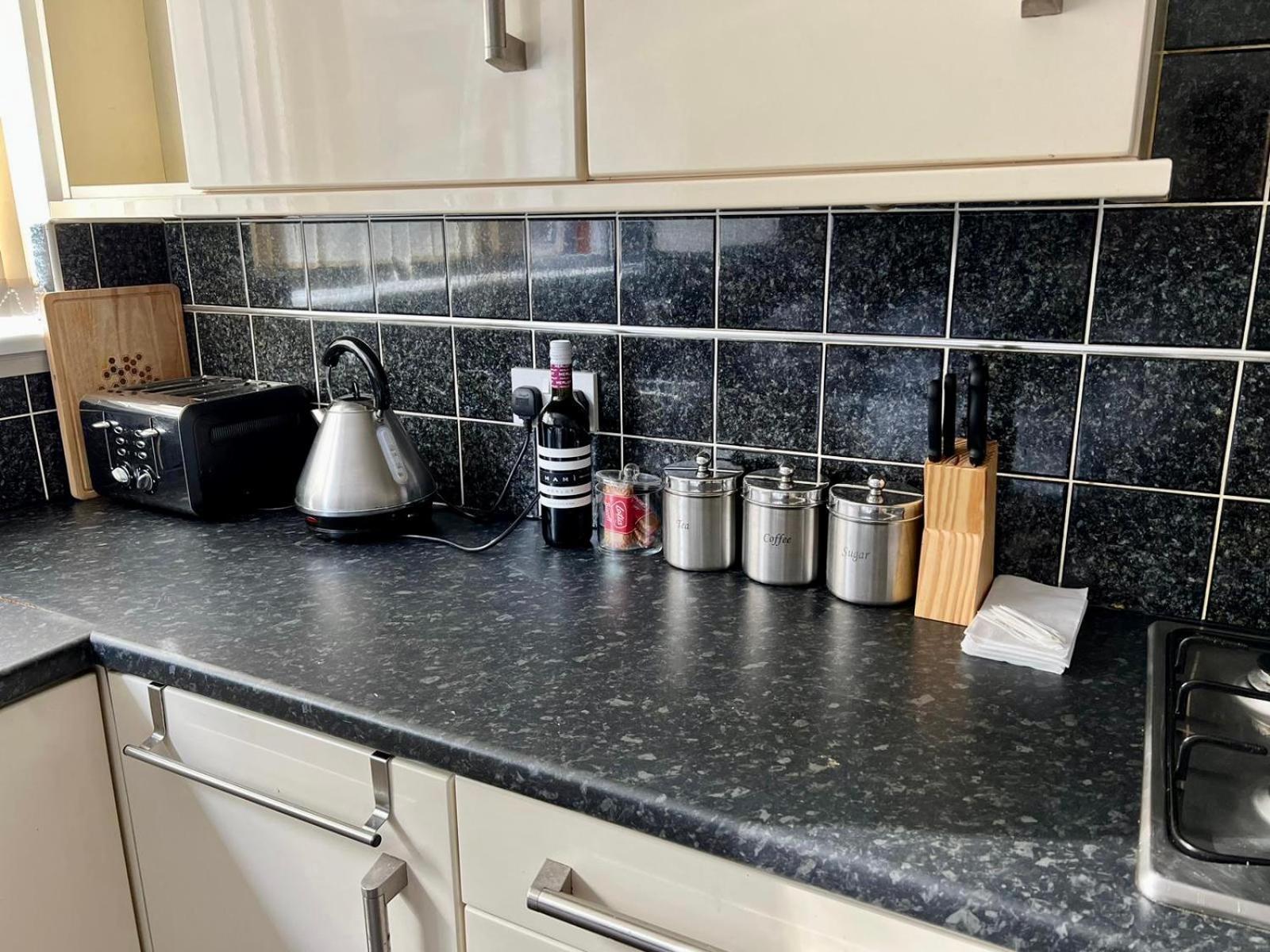 Manchester - Eccles - Business - Contractors - Families - Discounts Available 외부 사진